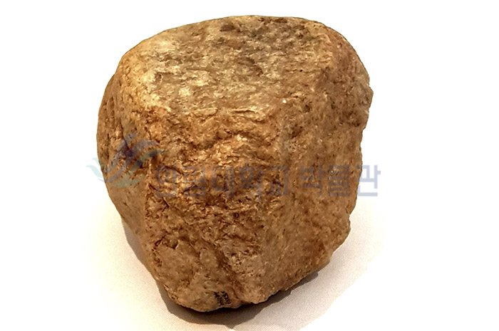 여러면석기(다각면원구)-춘천 거두리유적 출토.jpg 첨부 이미지